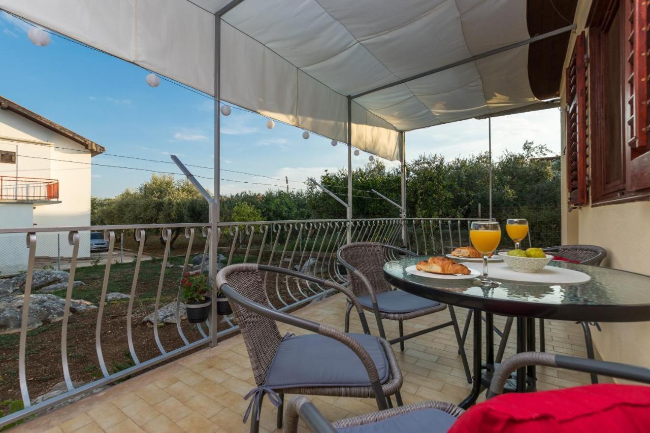 Apartments With A Parking Space Kastel Stafilic, Kastela - 16086 Exterior foto
